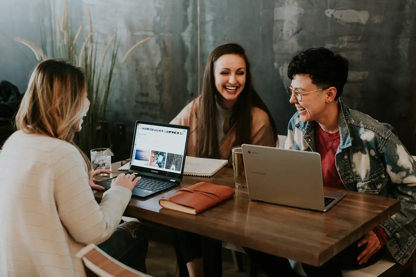 Equipe corporativa diversa colaborando em escritório moderno