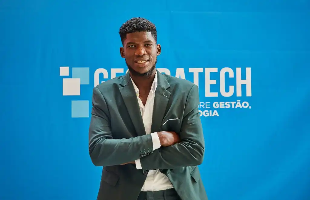 Jovem aprendiz em traje profissional com postura confiante em ambiente corporativo