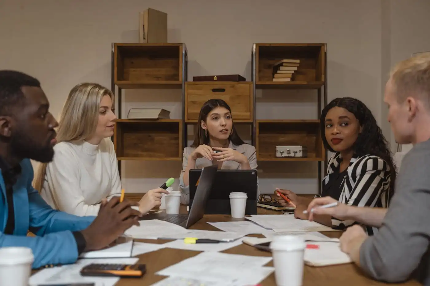 Profissional PCD integrado ao time em ambiente corporativo